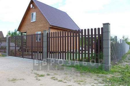 Красивое недорогое ограждение из однорядного металлического штакетника (+ сетка-рабица)